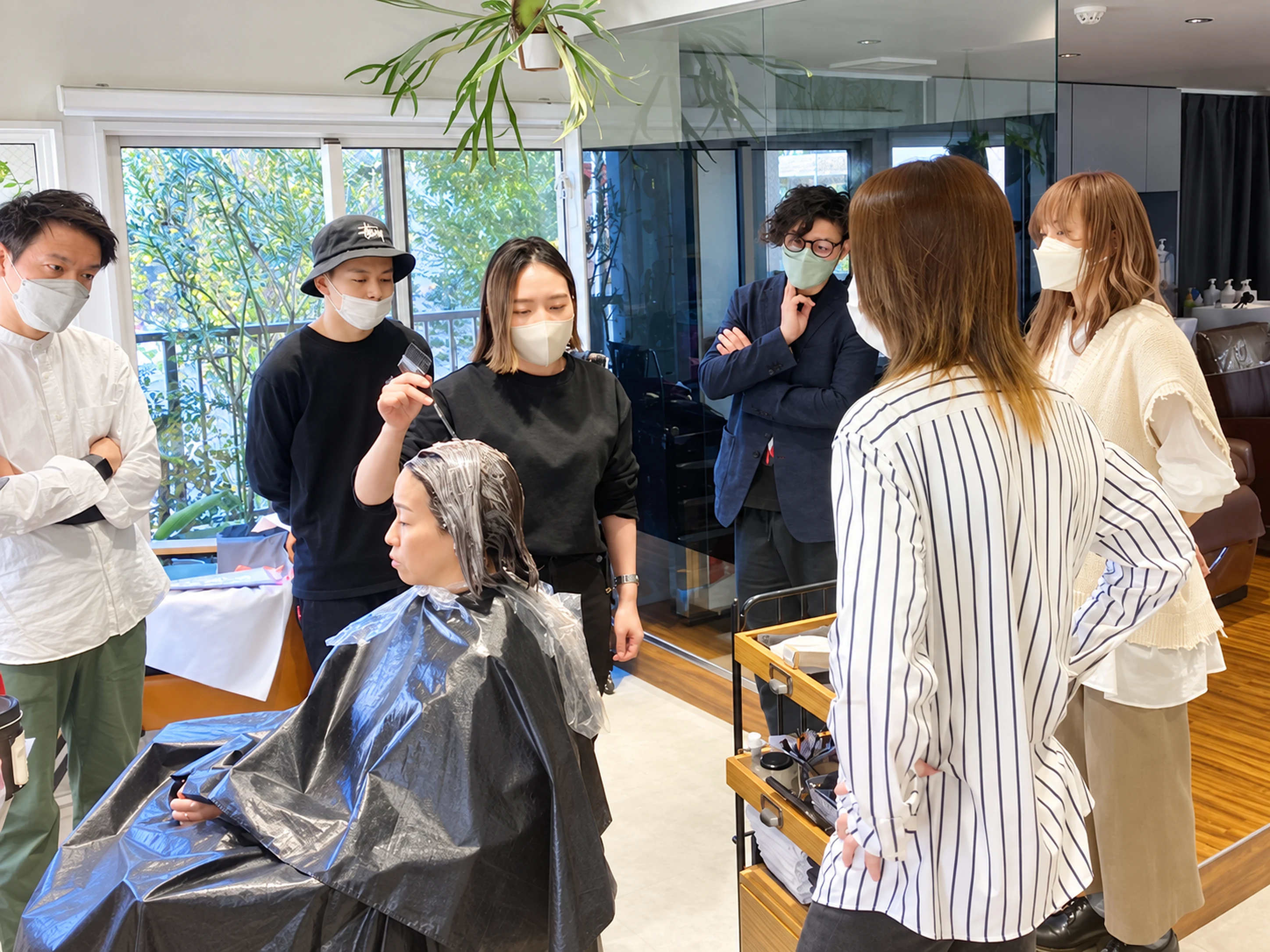 Wishの技術講習で、カラー施術を学ぶスタッフたち